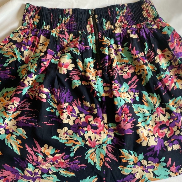 Forever 21 Floral Flounce Mini Skirt with Zipper (Medium) - Picture 4 of 4